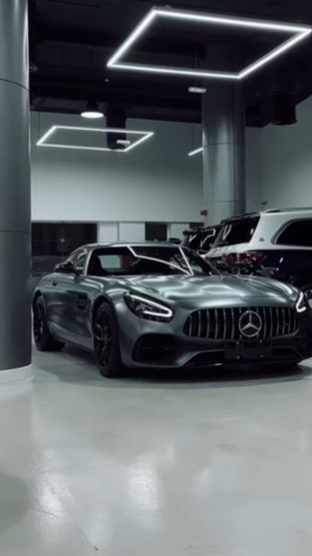 Mercedes-AMG GT — showroom floor
